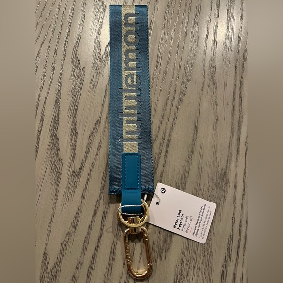 🆕✨ NWT Lululemon Never Lost Keychain Wordmark Warp Teal/Gold - Picture 1 of 2